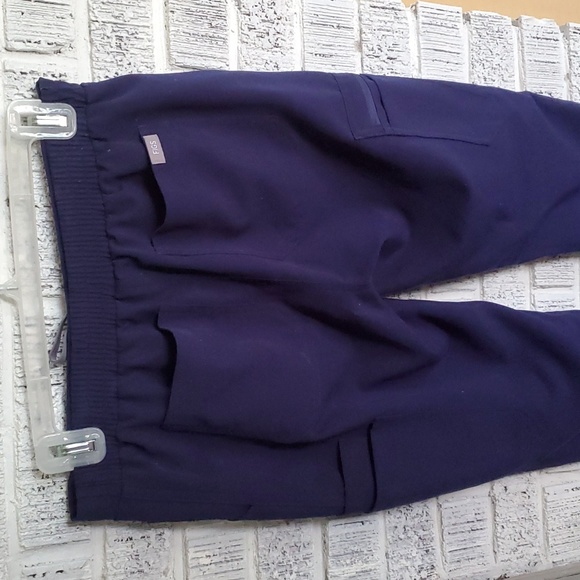 Like new Figs Yola navy scrub bottoms - Picture 6 of 9